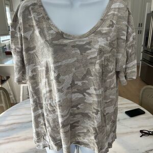 Gap camo lightweight T-shirt, front pocket, short sleeve  size XL